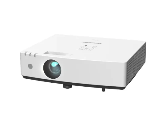 Panasonic-Beamer in Weiß mit leuchtender Linse, seitlichen Lüftungsgittern und Bedientasten auf der Oberseite vor weißem Hintergrund.