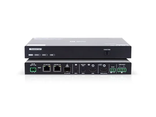 Zwei übereinander gestapelte schwarze Medienreceiver sind von hinten zu sehen. Der untere Receiver verfügt über Anschlüsse für HDMI, USB, Audio-Ein- und -Ausgang sowie Netzwerk. Oben steht ein baugleiches Gerät.
