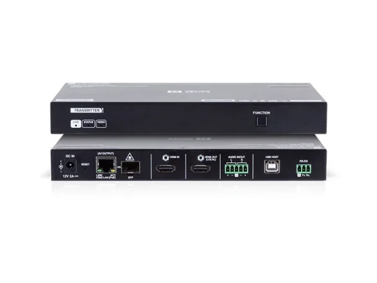 Zwei schwarze HDMI-Sender von [Produktname] sind übereinander gestapelt und verfügen an der Vorderseite über Anschlüsse für DC IN, LAN, SFP, HDMI IN, Audio In/Out, USB-Host sowie Klemmenblockstecker. Die ideale Lösung für die professionelle Audio-/Videoübertragung.