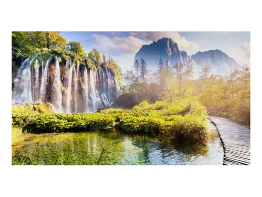 Holzweg Gartenlandschaft: Das Produktbild zeigt einen geschwungenen Holzweg, der durch eine grüne Landschaft mit Wasserfall, klarem Teich, Bäumen und Bergen im Hintergrund unter einem teilweise bewölkten Himmel führt. Ideal als Inspiration für die Gartengestaltung.