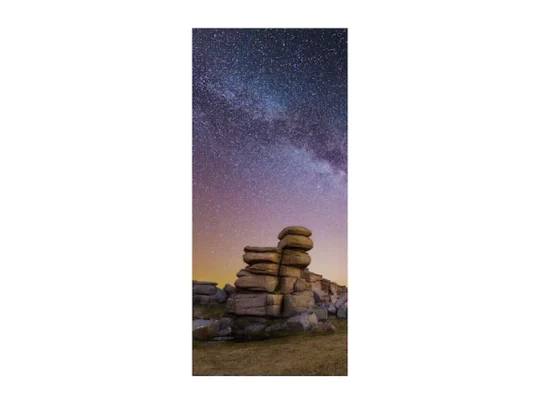 Im Vordergrund ein Produktfoto eines meditativen Stein-Stapel-Sets, dahinter ein klarer Nachthimmel mit funkelnden Sternen und der sichtbaren Milchstraße; am Horizont die sanften Farben eines Sonnenuntergangs. Ideal geeignet als beruhigende Dekoration und für Menschen, die Astrofotografie und Naturstein-Arrangements schätzen.