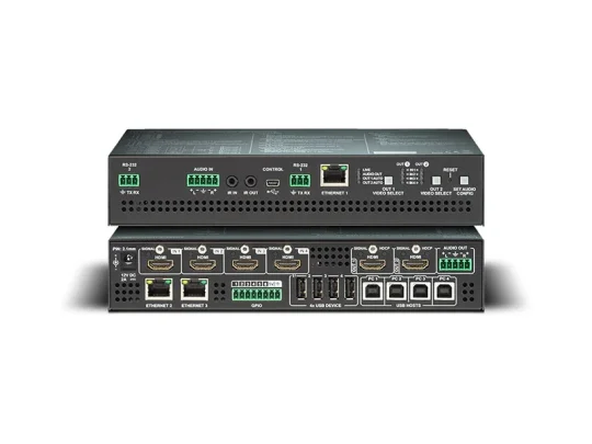 Zwei schwarze Rack-Geräte, vermutlich Netzwerk-Switches oder AV-Receiver, sind übereinander gestapelt. Sowohl die Vorder- als auch die Rückseite mit verschiedenen Anschlüssen wie HDMI, Ethernet, USB und Audio sind auf weißem Hintergrund deutlich zu erkennen.
