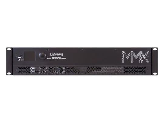 Matrix-Umschalter der Lightware MMX-Serie in Schwarz, Frontansicht; mit Display, Knopf, Lüftungsgitter und MMX-Logo rechts – Produktbild für Menschen mit Sehbehinderung.