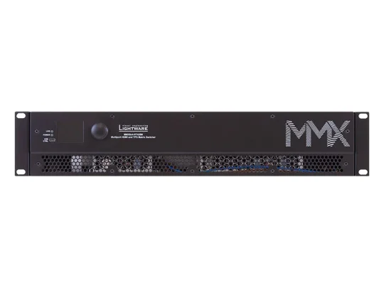 Leistungsstarker Lightware MMX Matrix-Switcher in Schwarz, hier von vorne abgebildet mit Einschaltknopf, Status-LEDs, Lüftungsgitter und MMX-Logo auf der rechten Seite – ideal für die Signalverteilung in professionellen AV-Systemen.