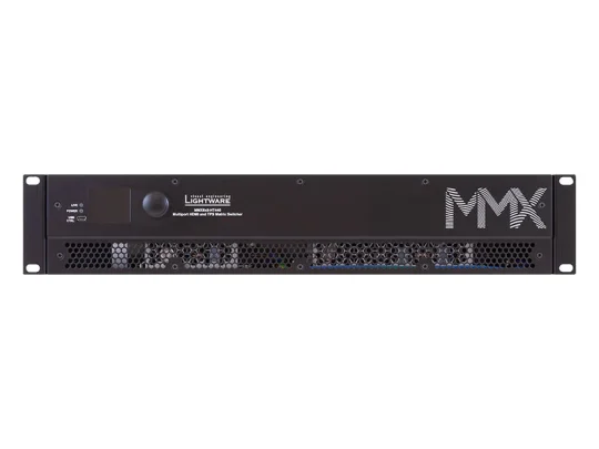 Lightware MMX Server-Rack-Einheit in Schwarz, von vorne gesehen, mit Einschaltknopf, Lüftungsgittern und MMX-Logo auf der rechten Seite. Das Produkt eignet sich für die professionelle AV-Systemintegration.