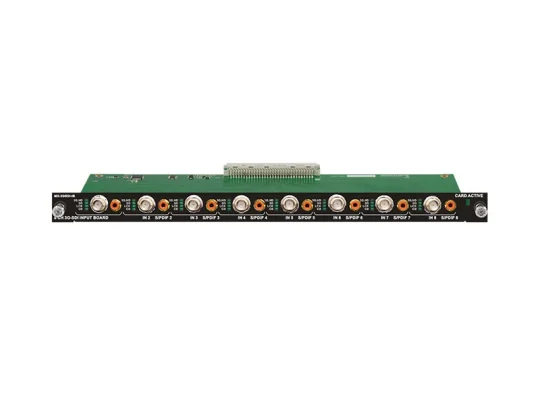 EINGANGSPLATINE: Grünes Leiterplattenmodul mit mehreren koaxialen Anschlüssen, SFP/SFP+-Beschriftung, verschiedenen Status-LEDs und einem zentralen Mehrfach-Stecker oben. Ideal für Menschen mit Sehbehinderung – detaillierte Produktansicht der Eingangsplatine für professionelle Elektronikanwendungen.