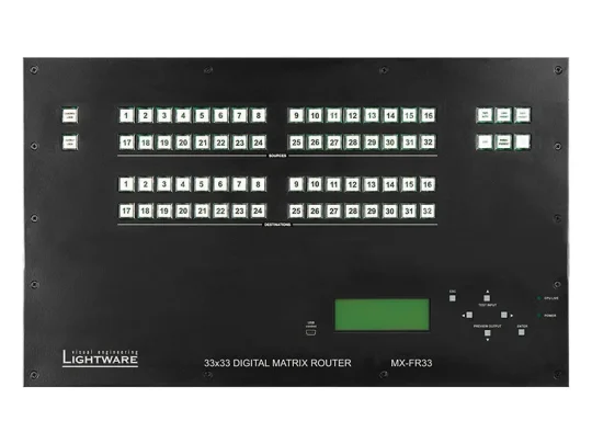 Vorderansicht des Lightware 33x33 Digital Matrix Routers: Das schwarze Gerät verfügt über nummerierte Ein- und Ausgabetasten, ein Display, Navigationstasten sowie Kontroll-LEDs. Perfektes Produktbild für Barrierefreiheit und SEO.