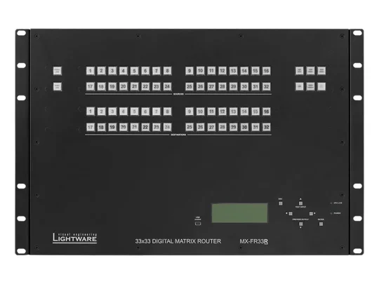 Lightware 33x33 Digital Matrix Router in der Vorderansicht: Das professionelle Gerät verfügt über zahlreiche beschriftete Tasten, getrennte Eingangs- und Ausgangsbereiche sowie ein kleines Display unten rechts. Ideal für die Signalverteilung in AV-Systemen.