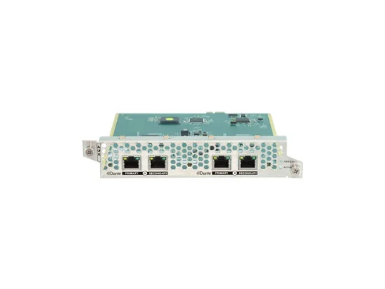 Dante-Netzwerkschnittstellenkarte mit vier Ethernet-Anschlüssen, von denen zwei als „SECONDARY“ gekennzeichnet sind, auf weißem Hintergrund. Die Karte verfügt über eine gelochte Metallhalterung und sichtbare elektronische Bauteile.