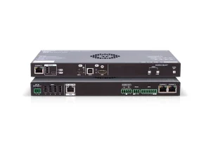 Zwei schwarze Netzwerkgeräte, übereinandergestapelt. Jedes Gerät verfügt an der Vorderseite über mehrere Ethernet- und USB-Anschlüsse sowie weitere Schnittstellen. Das obere Gerät – vermutlich ein professioneller Router oder Switch – weist Beschriftungen, Lüftungsschlitze und zahlreiche I/O-Anschlüsse an der Vorderseite auf. Ideal für den Netzwerkeinsatz im Serverraum oder Büro.
