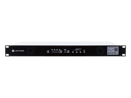 Lightware-Rackmount-Gerät in Schwarz mit Bedienknöpfen, Kontrollleuchten und Lüftungsgittern an der Vorderseite; rechts sind Produktetiketten und Zertifizierungsaufkleber zu sehen.