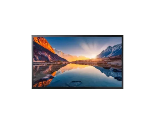 Das Produktbild zeigt das Display QM55B-T, auf dem ein gerahmtes Landschaftsfoto mit Sonnenaufgang über Bergen und einem spiegelnden See inmitten von Felsen eindrucksvoll dargestellt wird.